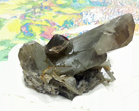 A brownish-gray single-terminated barite crystal